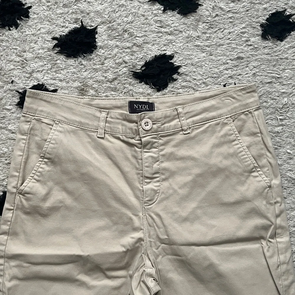 NYDJ women’s size 6 beige Flat Front Shorts